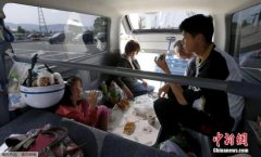 日本一记者赴震区采访晒盒饭 被批占用灾民食物