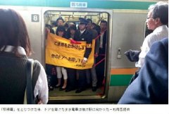 日本JR电车进站30秒一直没开门 竟因列车长睡着